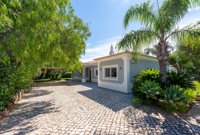 4 BEDROOM VILLA IN VILA SOL 